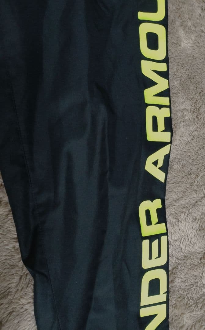 新品同様アンダーアーマーUNDER ARMOUR ジャージセットアップＳＭ