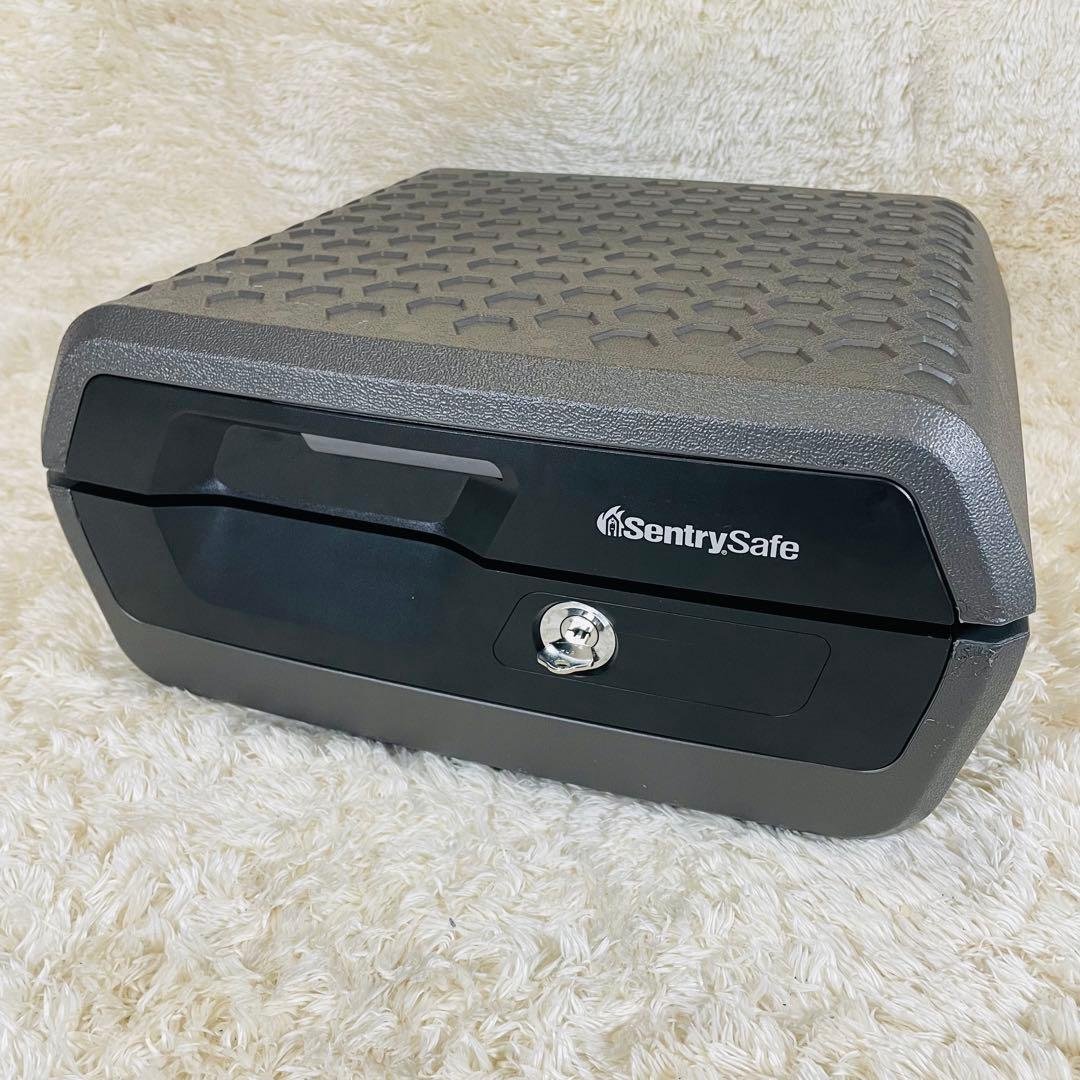 SentrySafe 耐火　防水　ポータブル金庫 フラットキー　CWシリーズ　黒